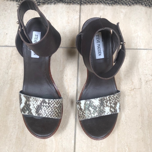 Steve Madden Shoes - Steve Madden wedges w/ linen sac fabric wedge.